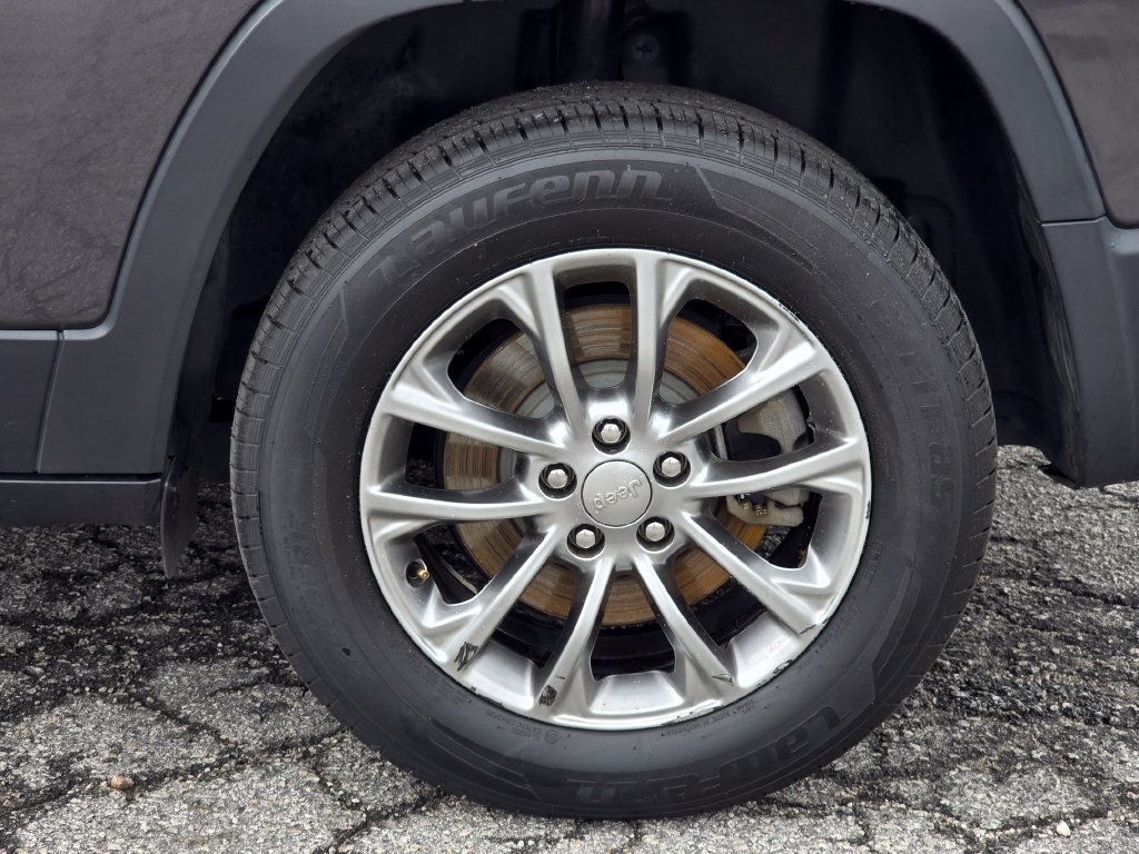 Used 2019 Jeep Cherokee Latitude Plus w/ Comfort/Convenience Group AWD/4WD image 20