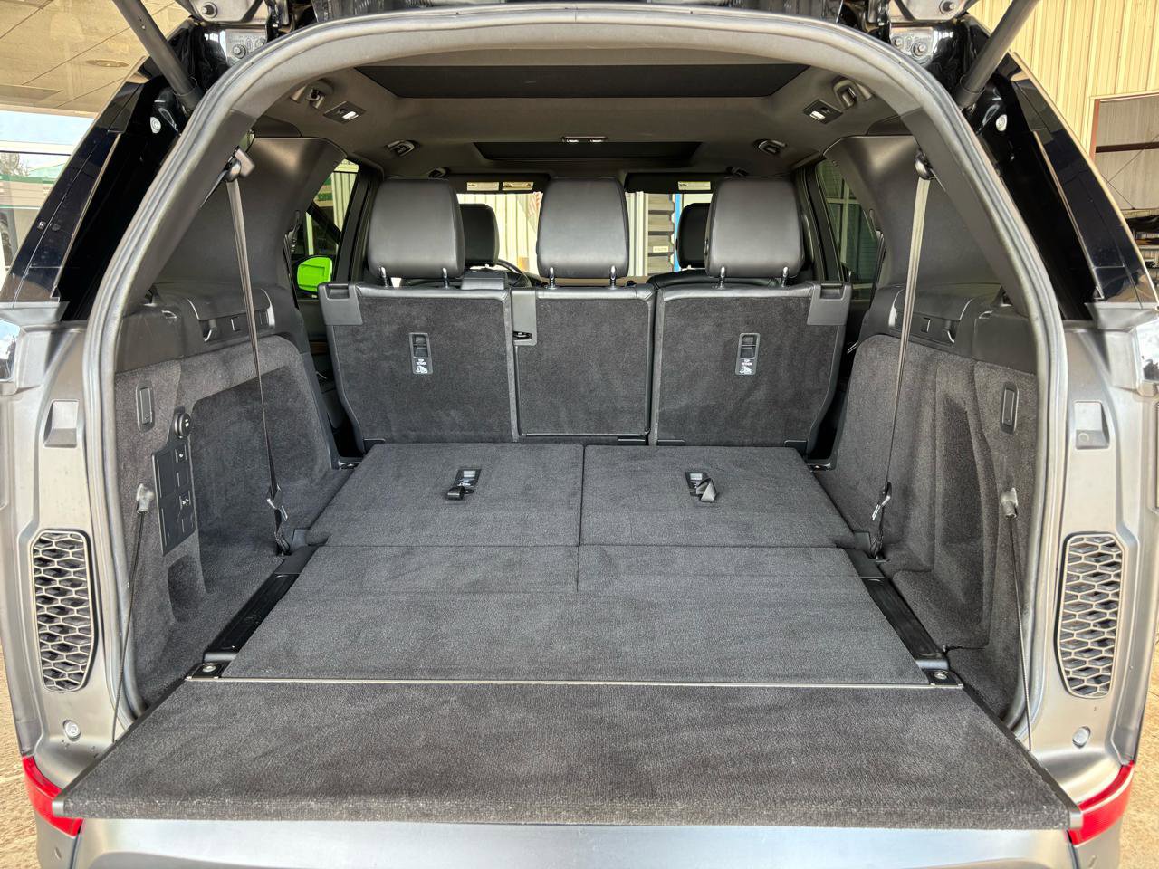 Used 2017 Land Rover Discovery HSE image 29