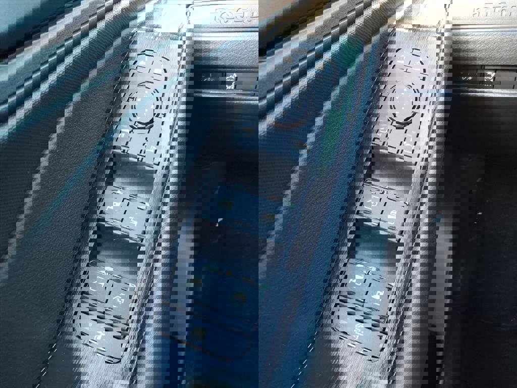 Used 2025 Nissan Rogue S image 26