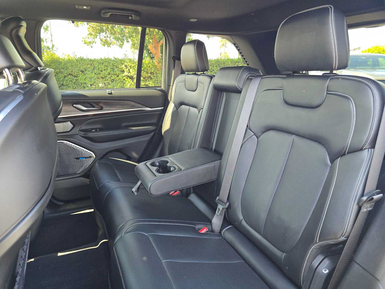 Used 2022 Jeep Grand Cherokee Overland w/ Luxury Tech Group IV AWD/4WD image 19