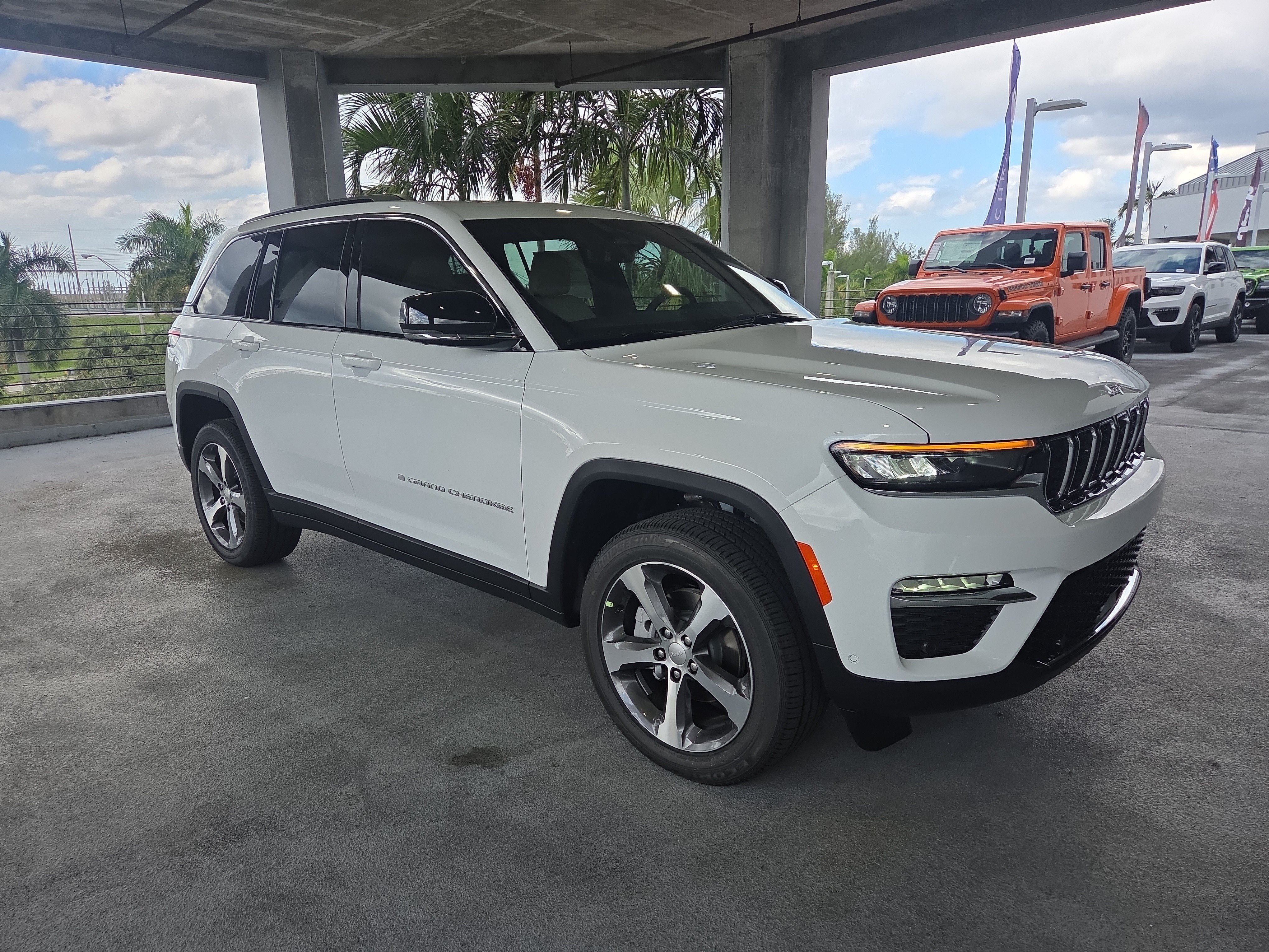 New 2025 Jeep Grand Cherokee Limited w/ Luxury Tech Group II AWD/4WD image 2
