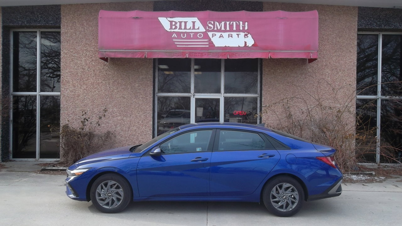 Used 2025 Hyundai Elantra Blue image 3
