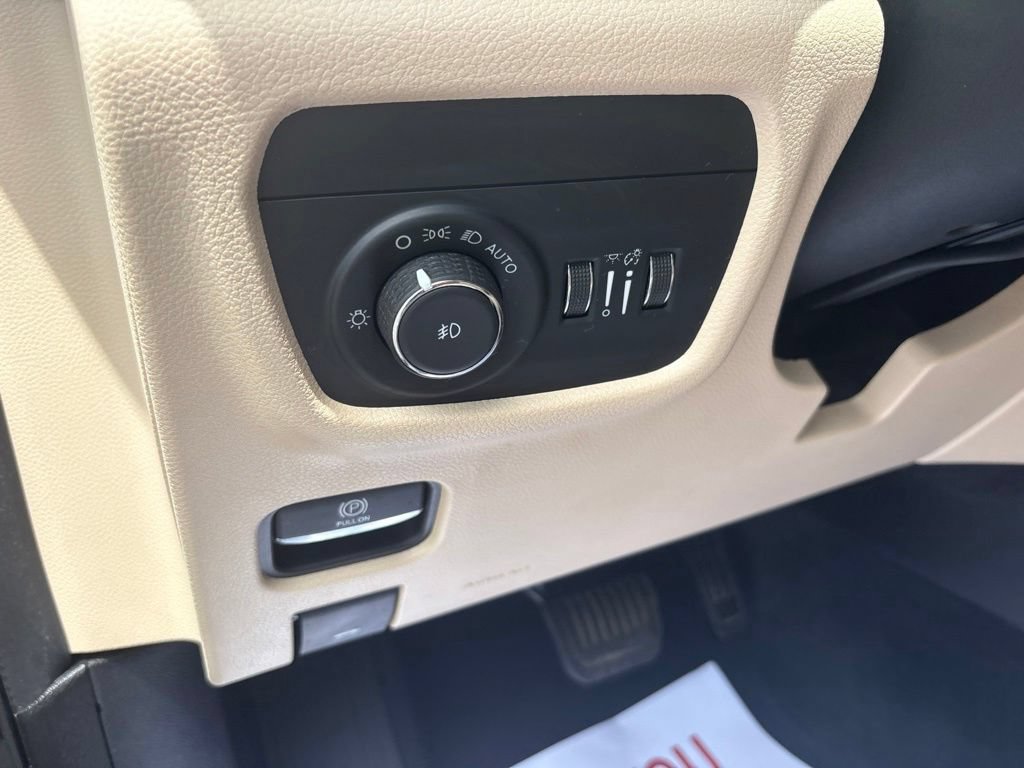 Used 2023 Jeep Grand Cherokee L Limited AWD/4WD image 17