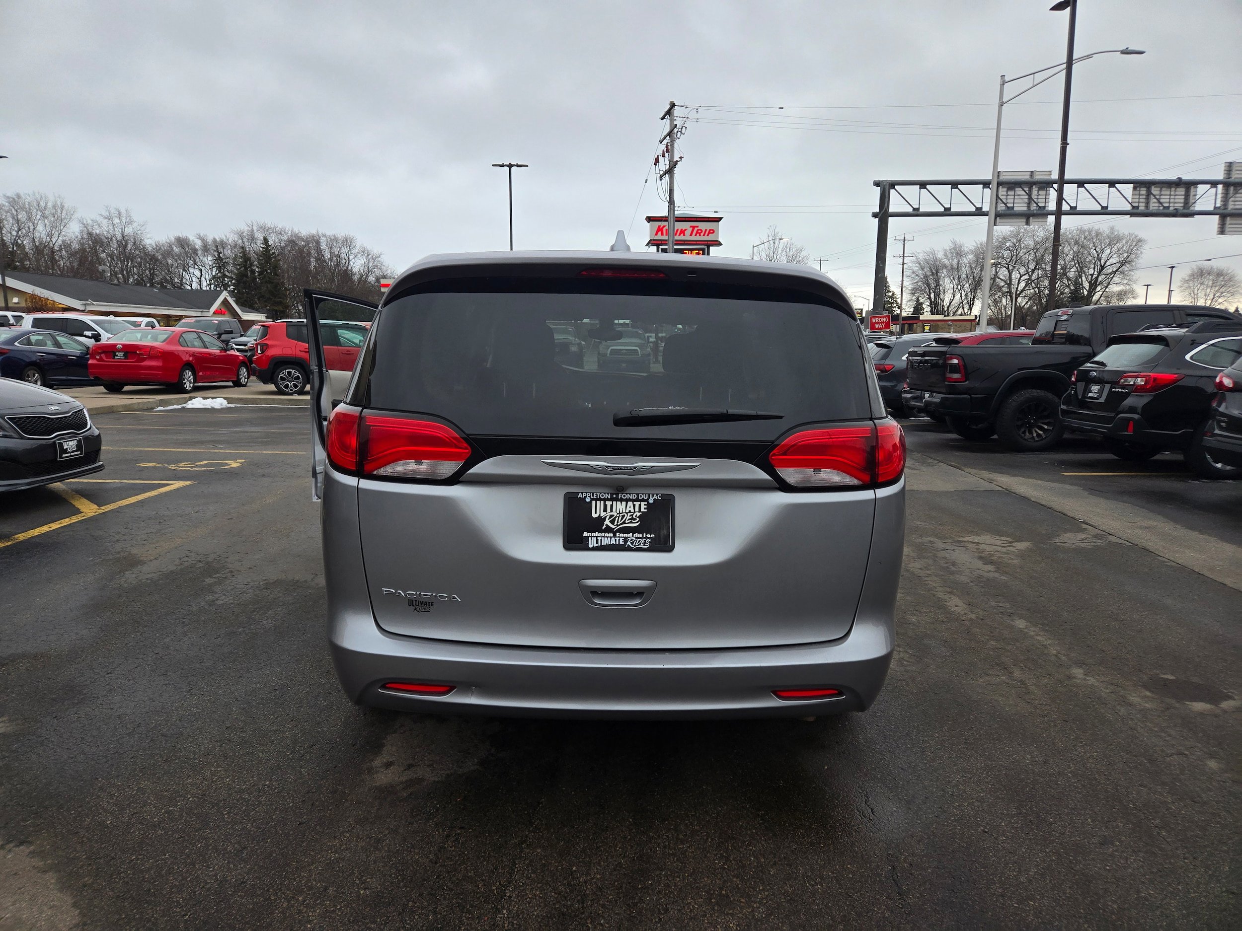 Used 2017 Chrysler Pacifica LX FWD image 11