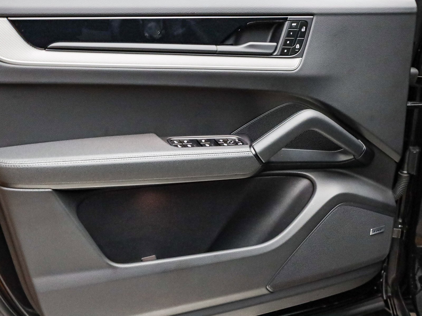 Used 2025 Porsche Cayenne image 23