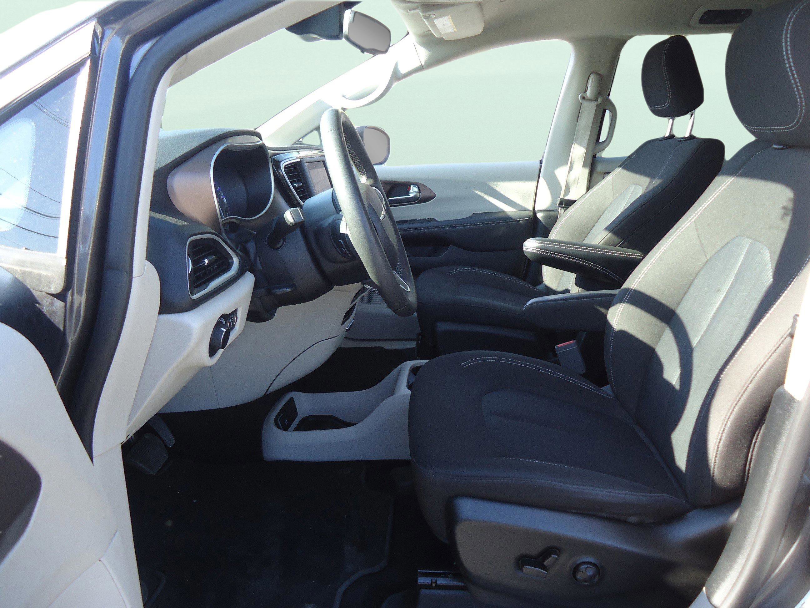 Used 2023 Chrysler Voyager LX image 24