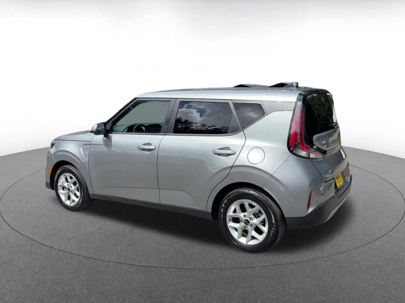 Used 2025 Kia Soul LX w/ LX Technology Package FWD image 9