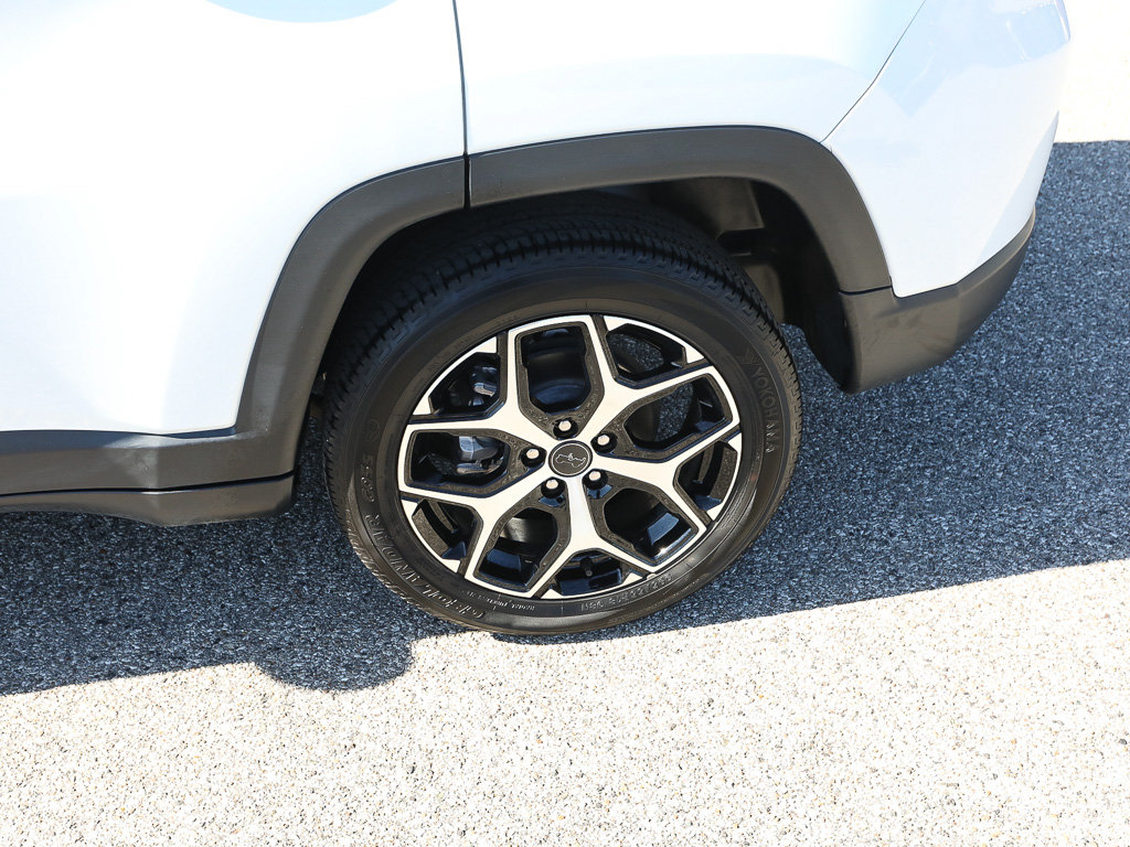Used 2025 Jeep Compass Limited w/ Sun & Sound Group AWD/4WD image 4