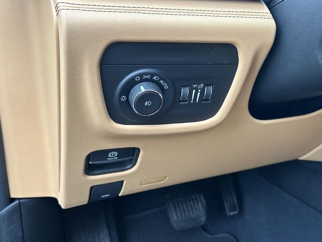 Used 2023 Jeep Grand Cherokee Summit AWD/4WD image 17