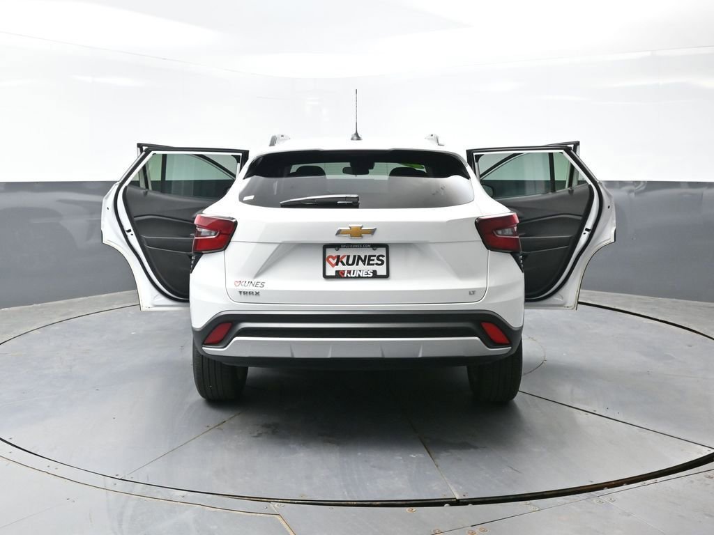 Used 2025 Chevrolet Trax LT FWD image 59