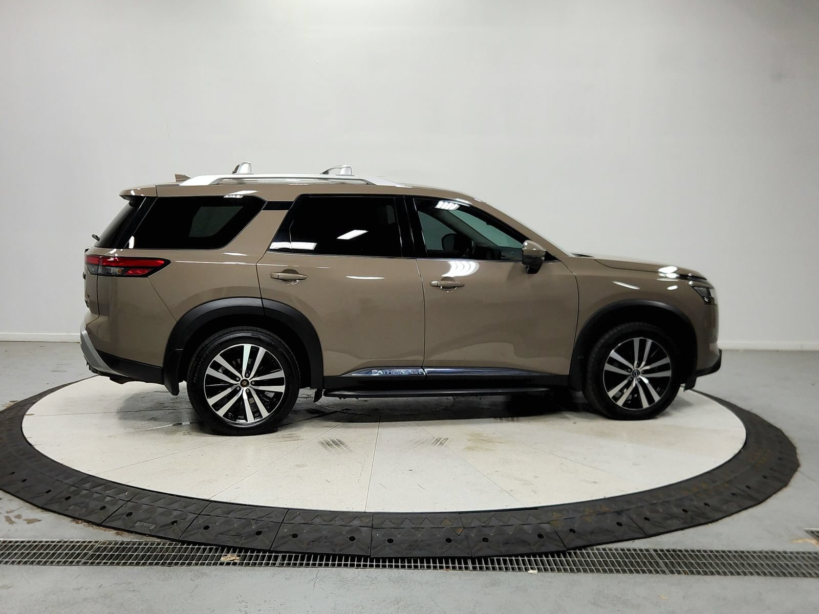 Used 2023 Nissan Pathfinder Platinum w/ Cargo Package AWD/4WD image 9