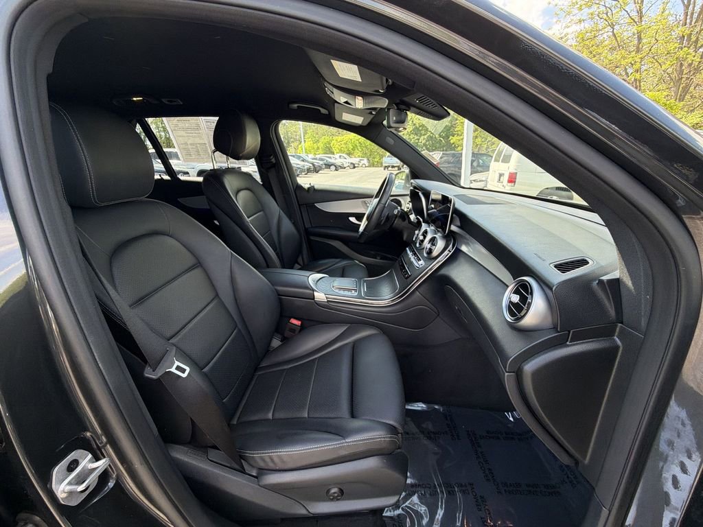 Used 2021 Mercedes-Benz GLC 300 4MATIC image 27