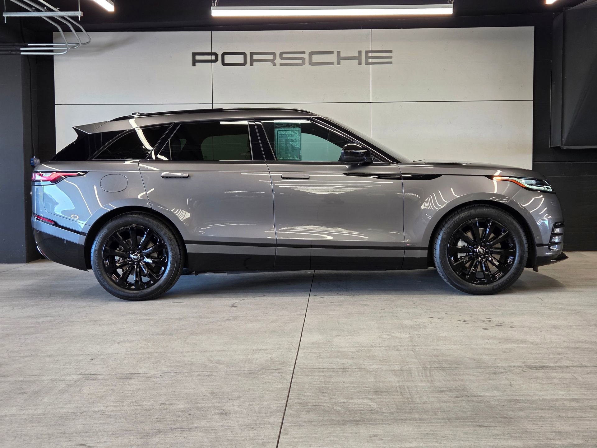 Used 2019 Land Rover Range Rover Velar R-Dynamic SE image 27