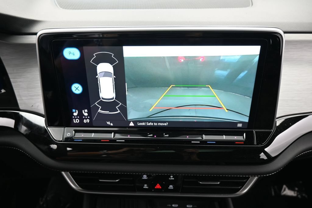 Used 2025 Volkswagen Atlas Cross Sport SE w/ Panoramic Sunroof Package FWD image 23