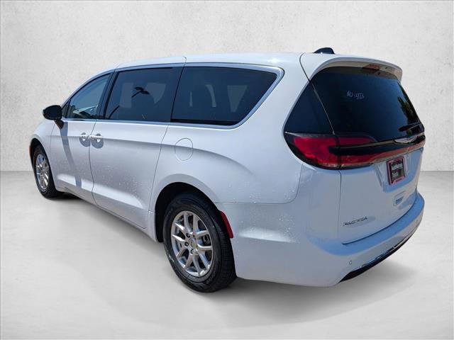 Used 2023 Chrysler Pacifica Touring-L FWD image 8