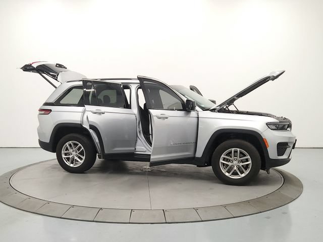Used 2024 Jeep Grand Cherokee Laredo X w/ Luxury Tech Group I AWD/4WD image 16
