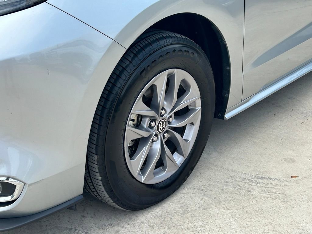 Used 2024 Toyota Sienna XLE w/ XLE Plus Package FWD image 9