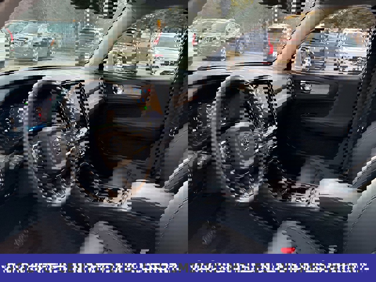 Certified 2025 Volvo XC40 B5 Core image 17