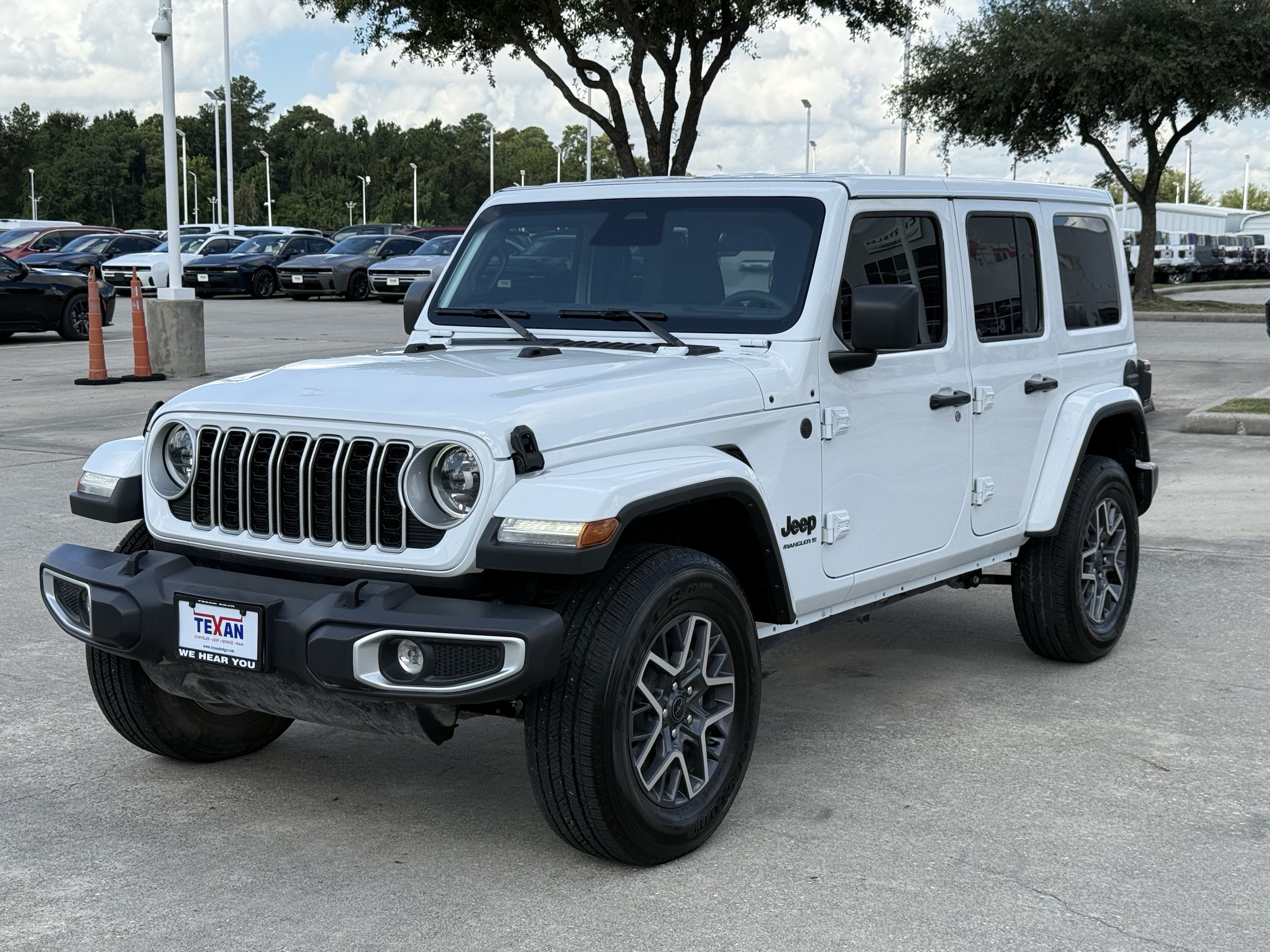 Used 2025 Jeep Wrangler Unlimited Sahara AWD/4WD image 10
