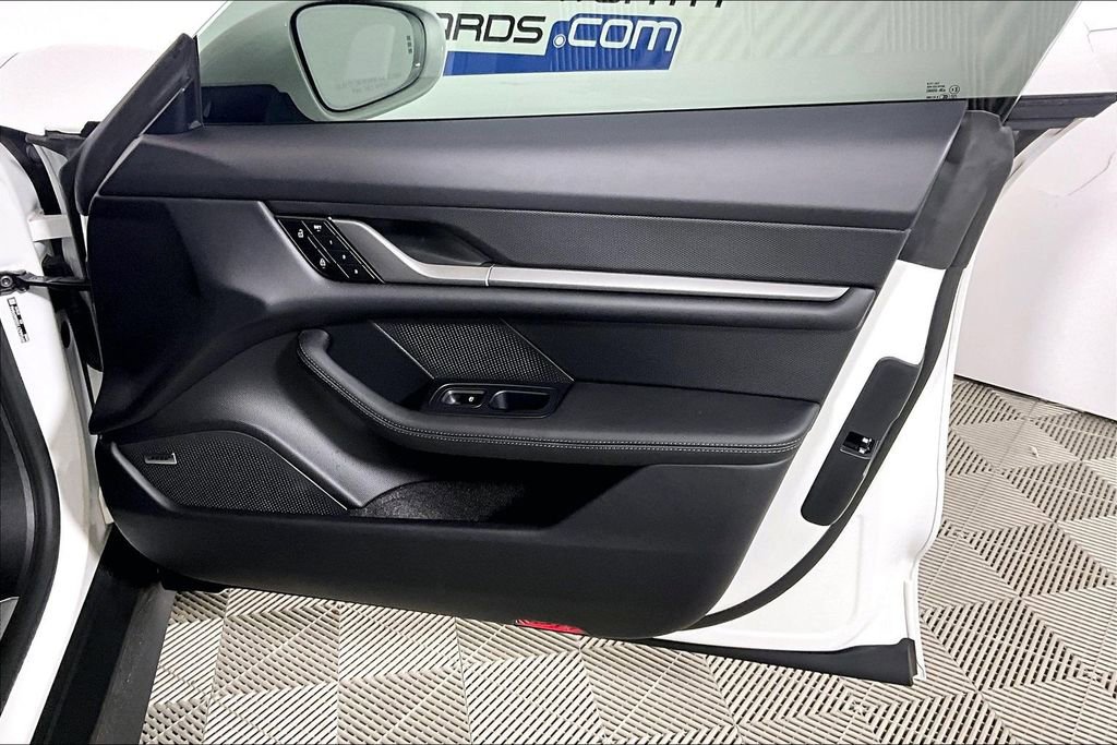 Used 2025 Porsche Taycan image 19