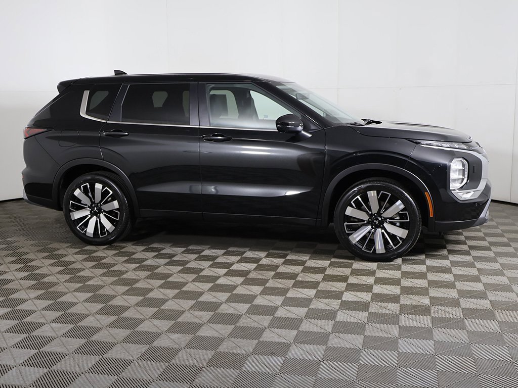 New 2025 Mitsubishi Outlander SE image 16