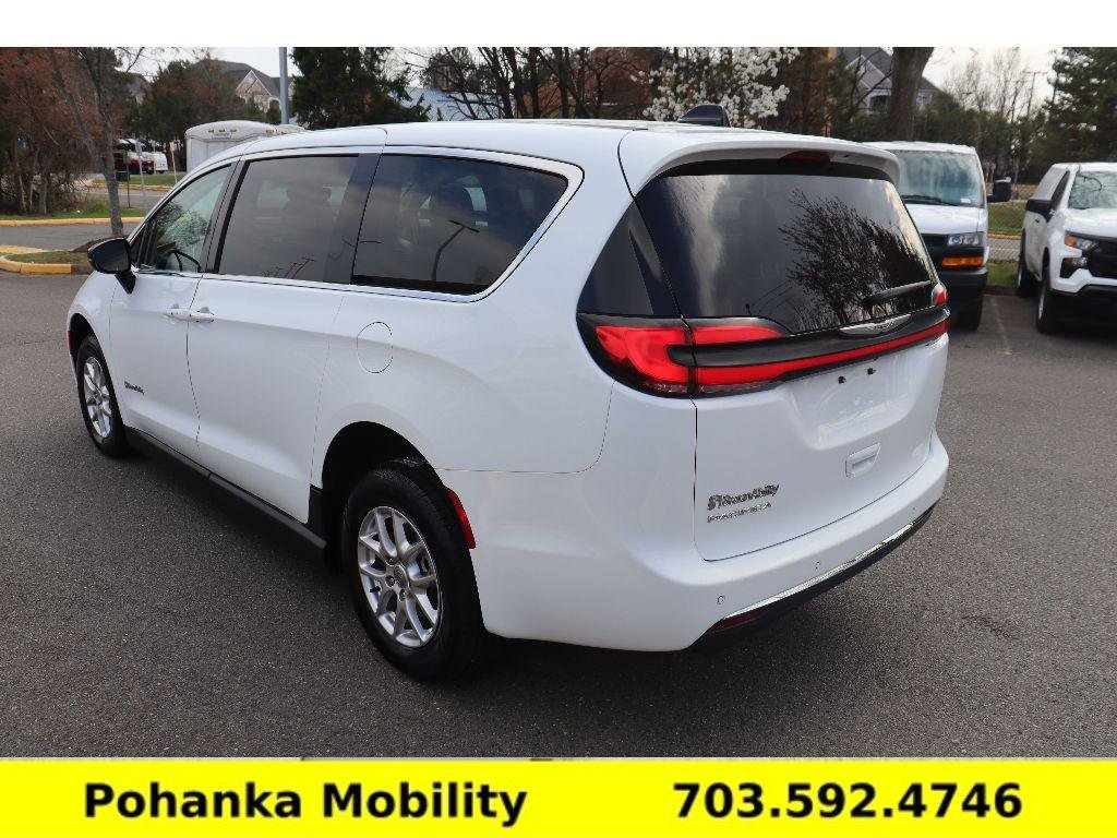 Used 2024 Chrysler Pacifica Touring-L image 5
