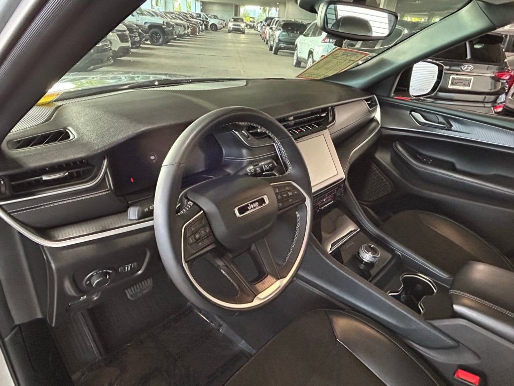 Used 2023 Jeep Grand Cherokee L Laredo image 16