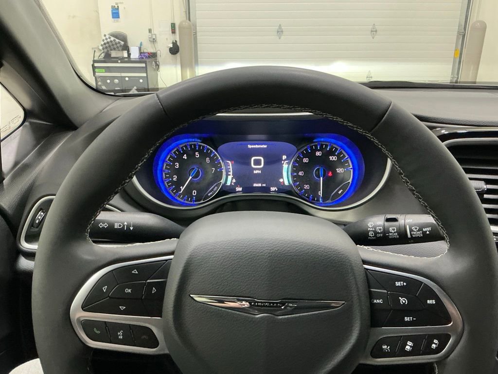 Used 2025 Chrysler Pacifica Select image 11