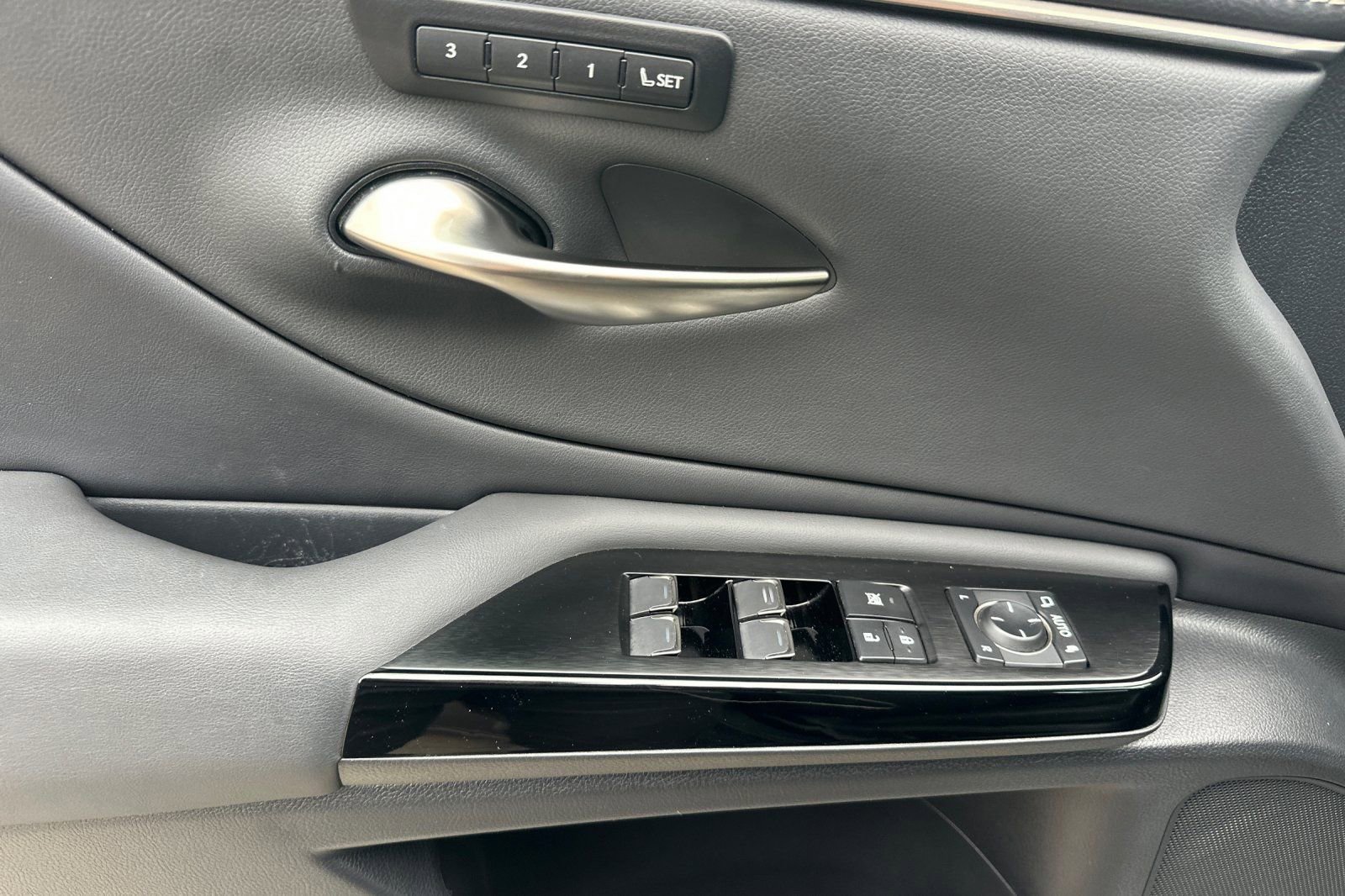 Certified 2022 Lexus ES 350 w/ Premium Package image 12