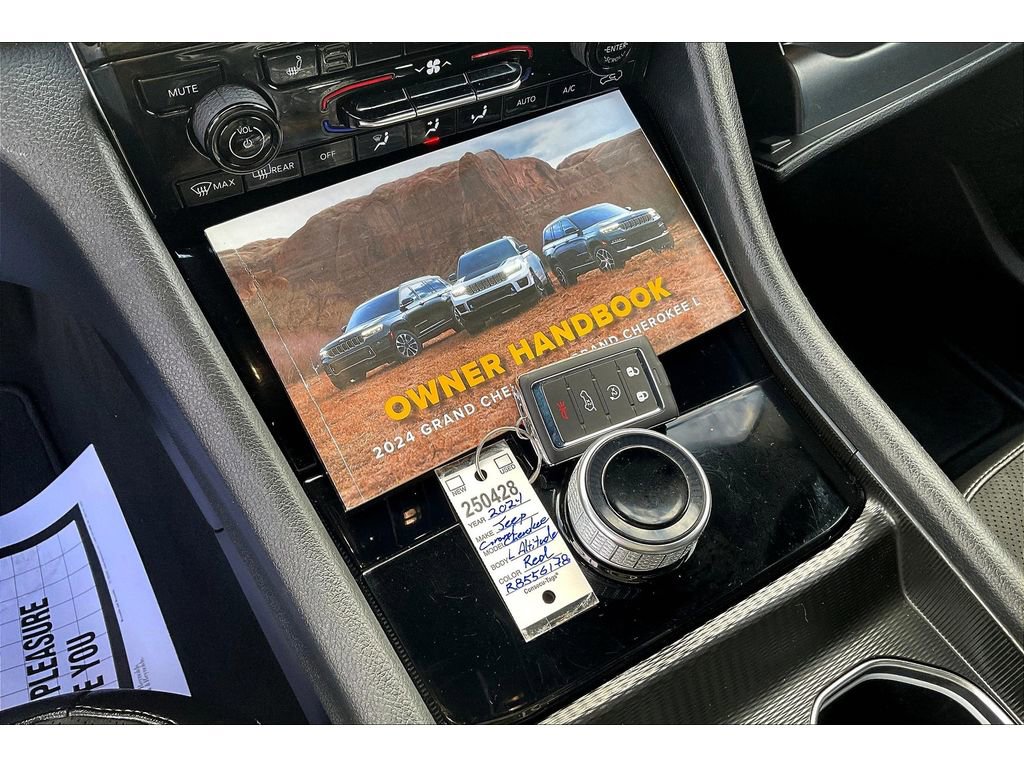 Used 2024 Jeep Grand Cherokee L Laredo image 11