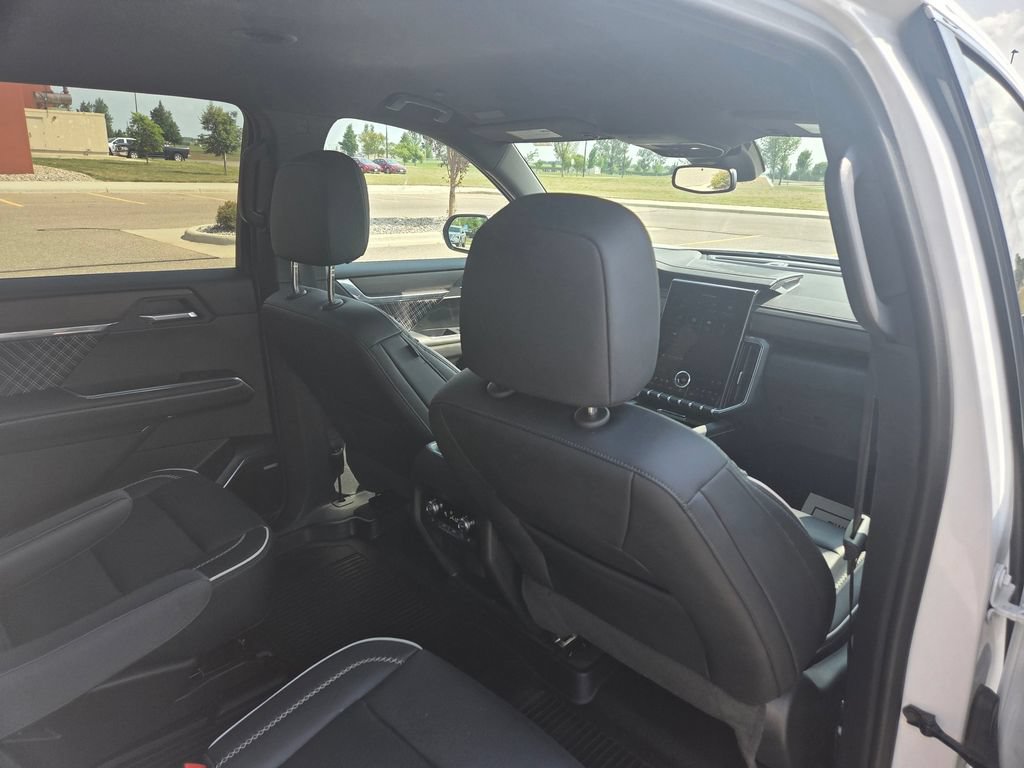 Used 2025 GMC Acadia Denali AWD/4WD image 42