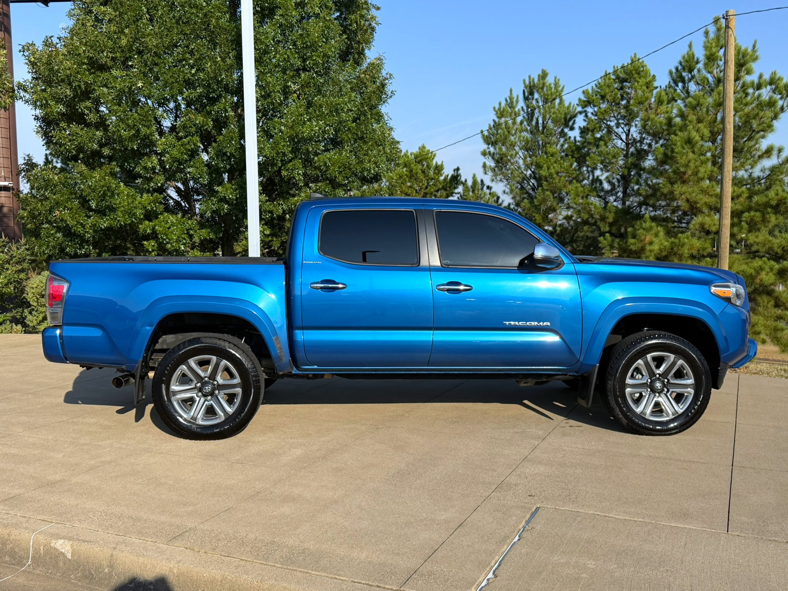 Used 2017 Toyota Tacoma Limited w/ Tow Package AWD/4WD image 7