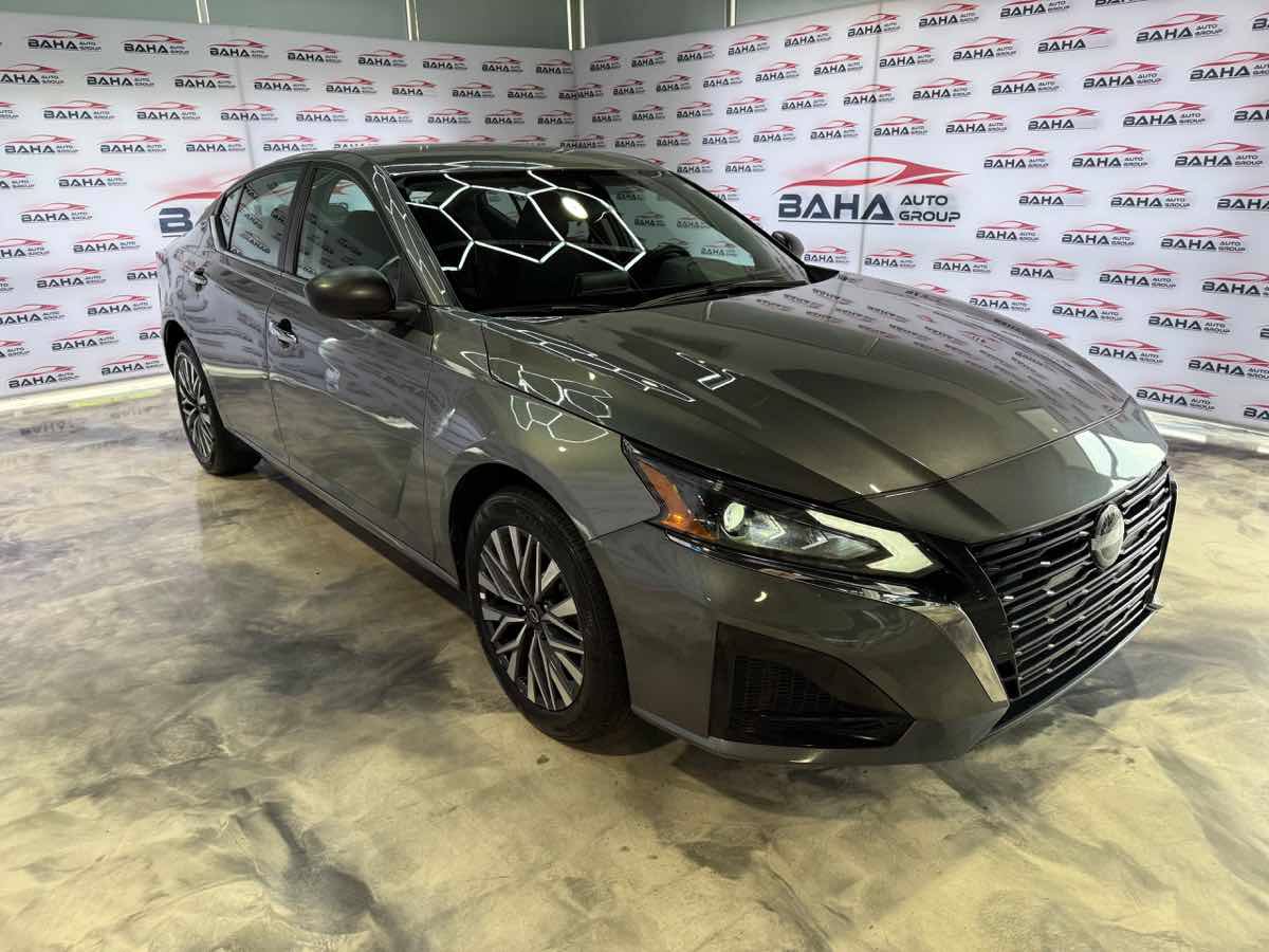 Used 2025 Nissan Altima 2.5 SV AWD/4WD image 3
