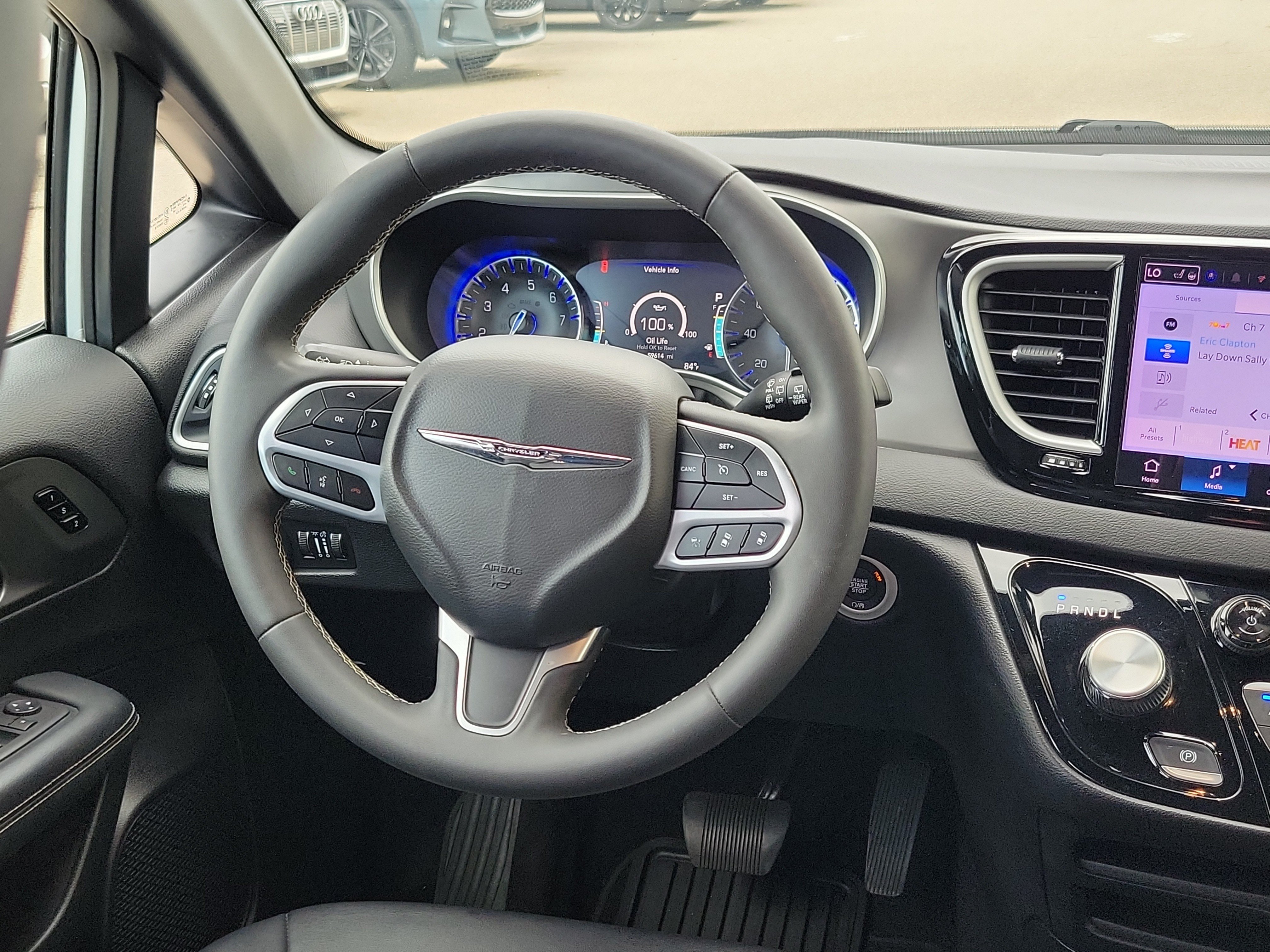 Used 2025 Chrysler Pacifica Select FWD image 14