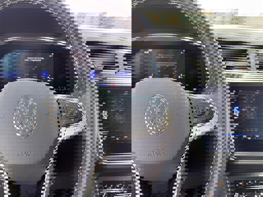 Used 2022 Volkswagen Tiguan SE image 13