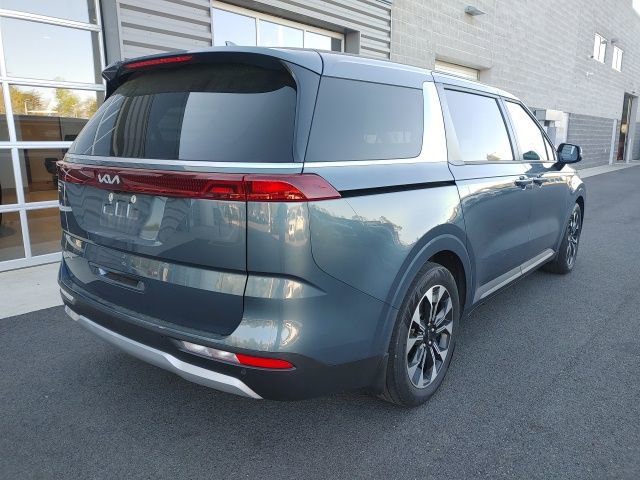 Used 2024 Kia Carnival EX image 3