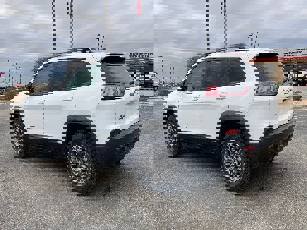 Used 2022 Jeep Cherokee Trailhawk image 6