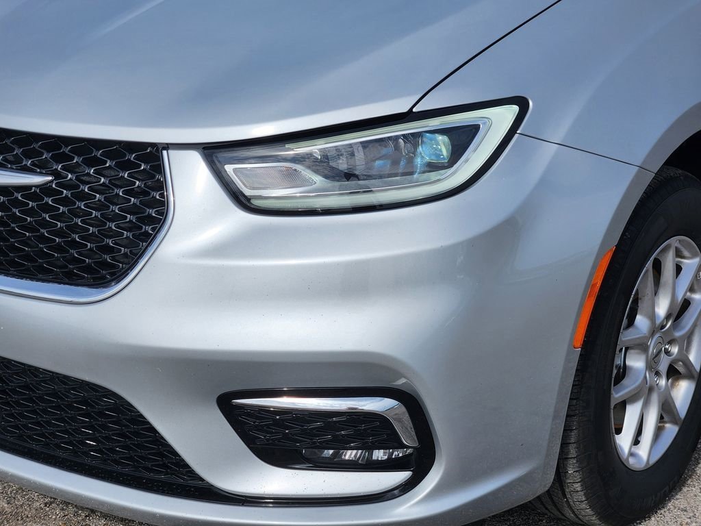 Used 2024 Chrysler Pacifica Touring-L image 10