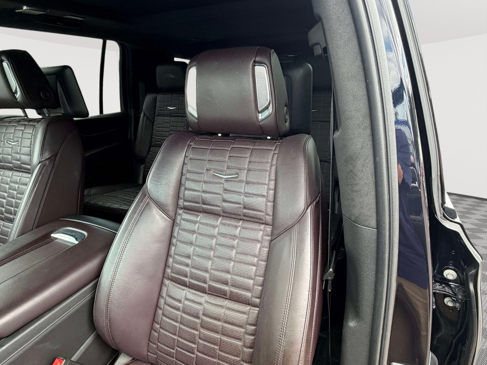 Certified 2022 Cadillac Escalade ESV Premium Luxury Platinum w/ LPO, Radiant Package AWD/4WD image 23