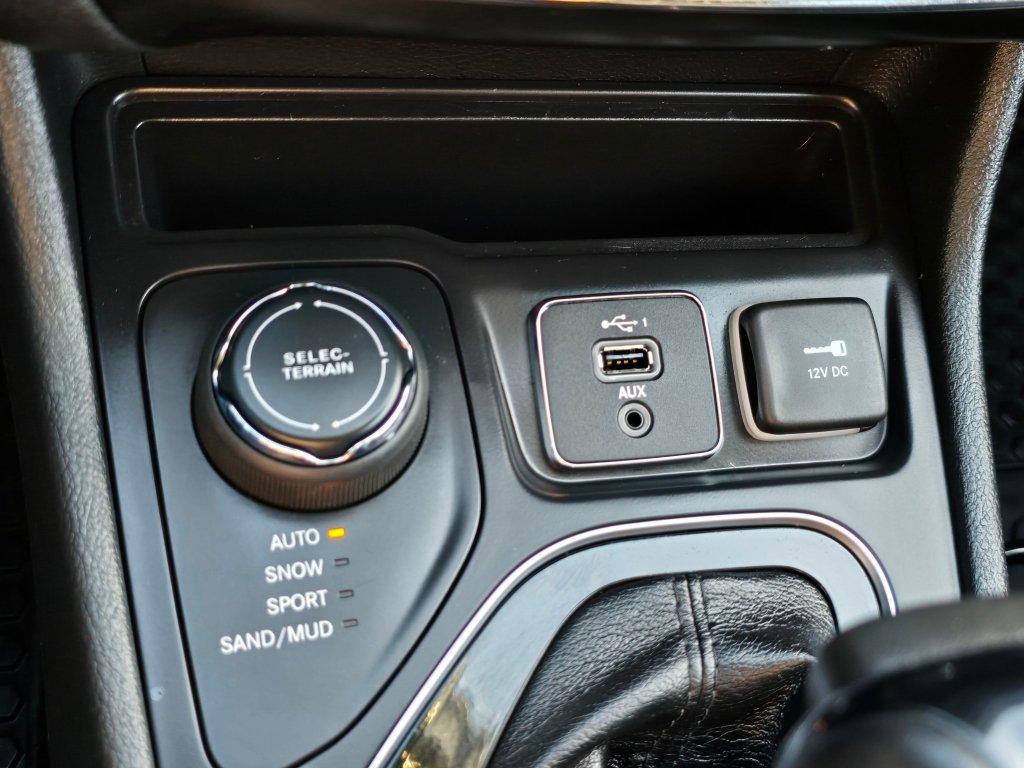 Used 2019 Jeep Cherokee Latitude Plus AWD/4WD image 12