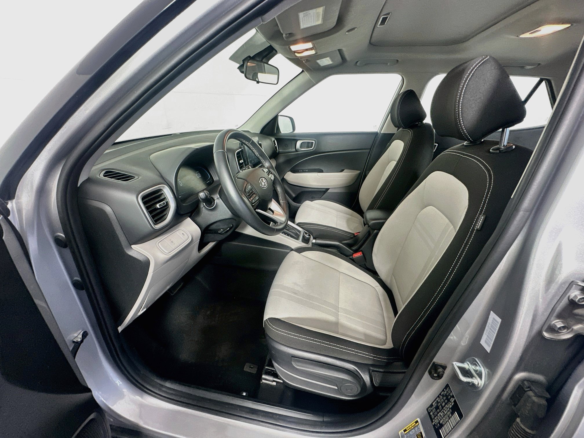 Used 2025 Hyundai Venue SEL FWD image 13