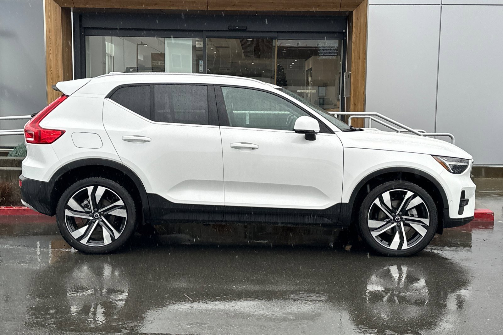 Used 2023 Volvo XC40 B5 Ultimate w/ Protection Package Premier image 8
