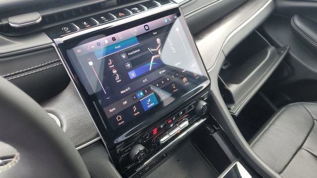 Certified 2023 Jeep Grand Cherokee L Limited w/ Luxury Tech Group II image 17