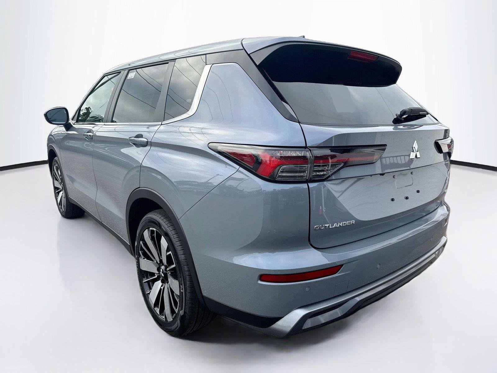 New 2026 Mitsubishi Outlander SE FWD image 3