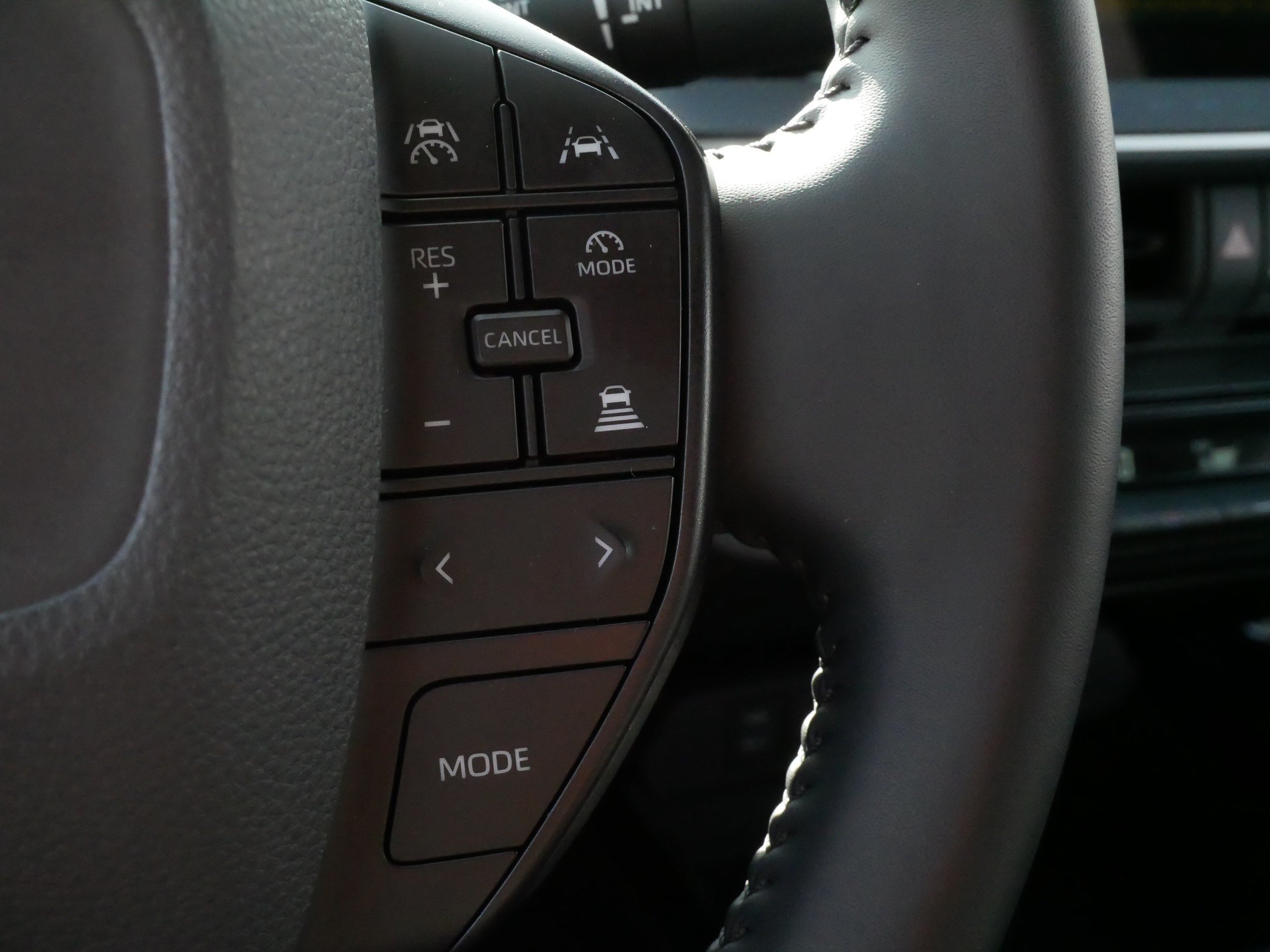 Certified 2025 Toyota Prius LE FWD image 27