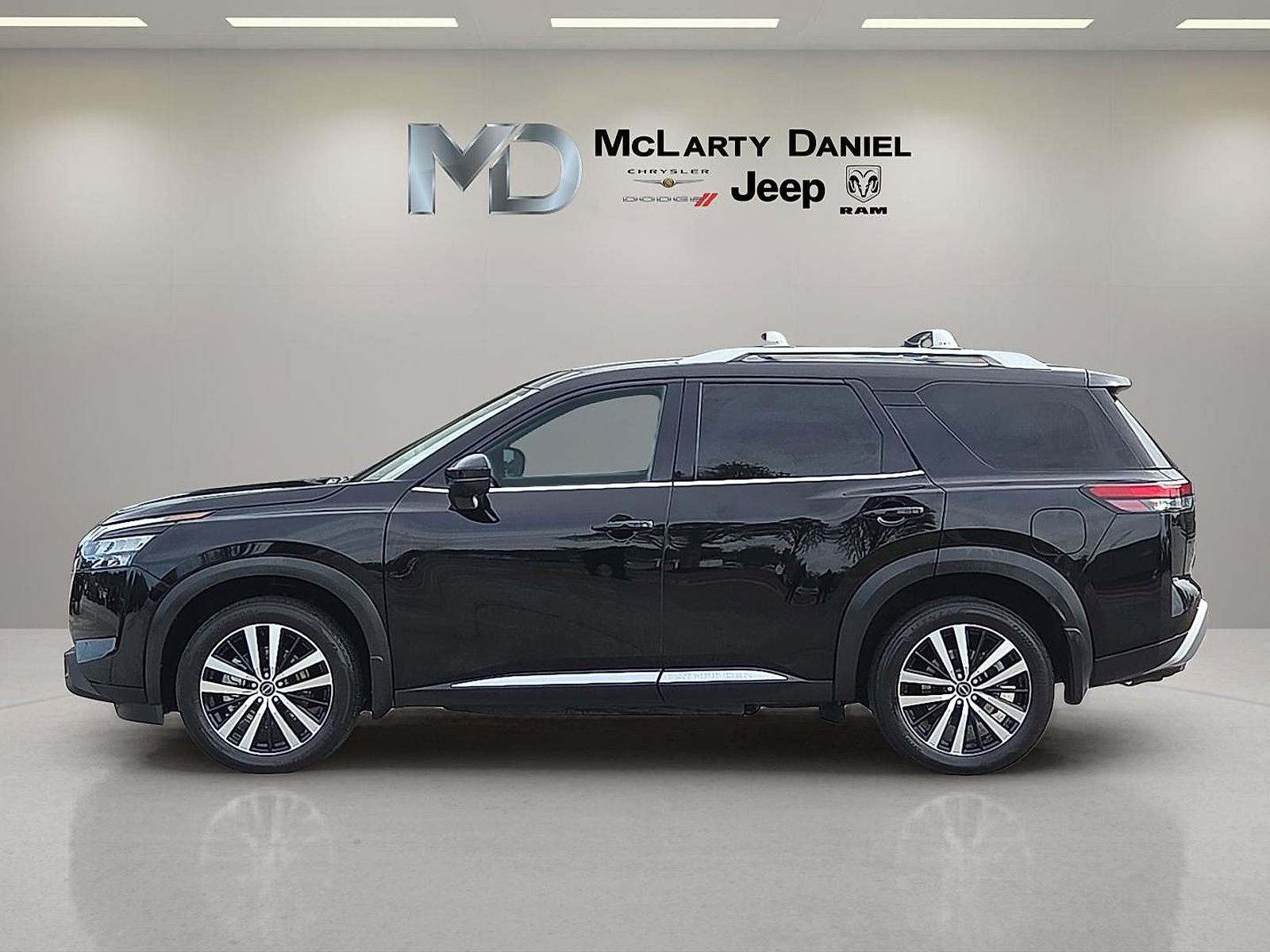 Used 2025 Nissan Pathfinder Platinum w/ Cargo Package AWD/4WD image 3