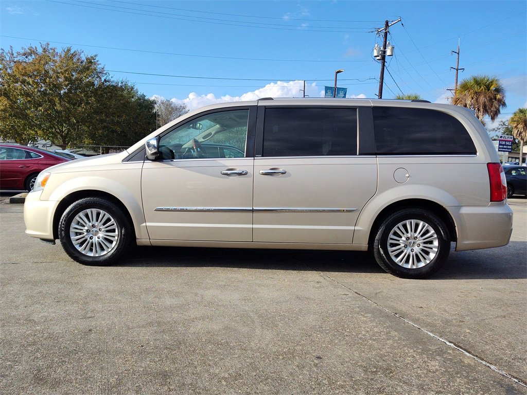 Used 2012 Chrysler Town & Country Limited w/ Luxury Group image 4
