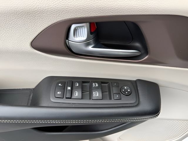 Used 2022 Chrysler Voyager LX FWD image 11