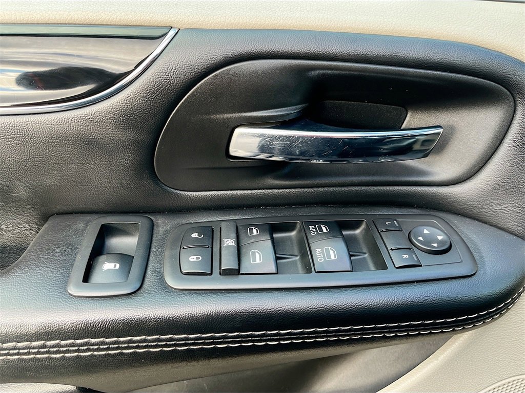 Used 2019 Dodge Grand Caravan SXT image 17