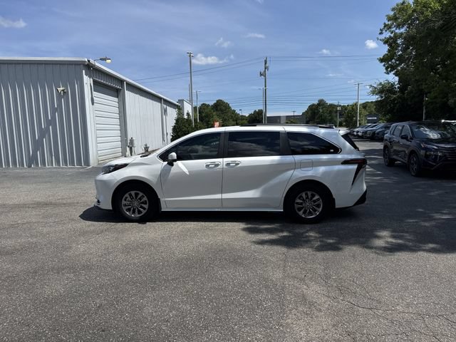 Used 2024 Toyota Sienna XLE FWD image 8